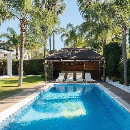 San Pedro Luxury Private Pool Access & Family Fun ماربيا