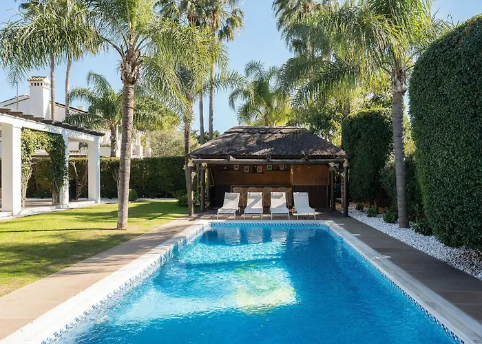 San Pedro Luxury Private Pool Access & Family Fun ماربيا