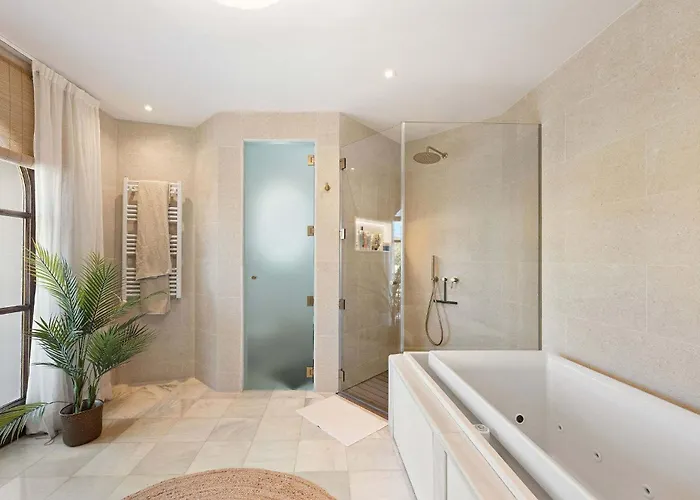 San Pedro Luxury Private Pool Access & Family Fun * ماربيا