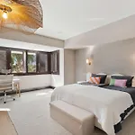 San Pedro Luxury Private Pool Access & Family Fun Vila *