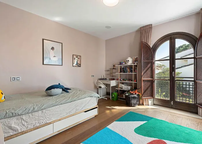 San Pedro Luxury Private Pool Access & Family Fun Villa *